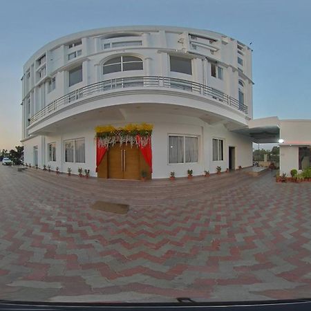 Tathastu Hotels & Banquet Hall Pipra Dewās Buitenkant foto