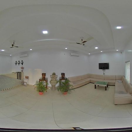 Tathastu Hotels & Banquet Hall Pipra Dewās Buitenkant foto