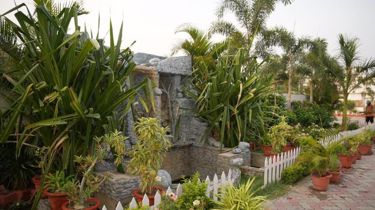 Tathastu Hotels & Banquet Hall Pipra Dewās Buitenkant foto