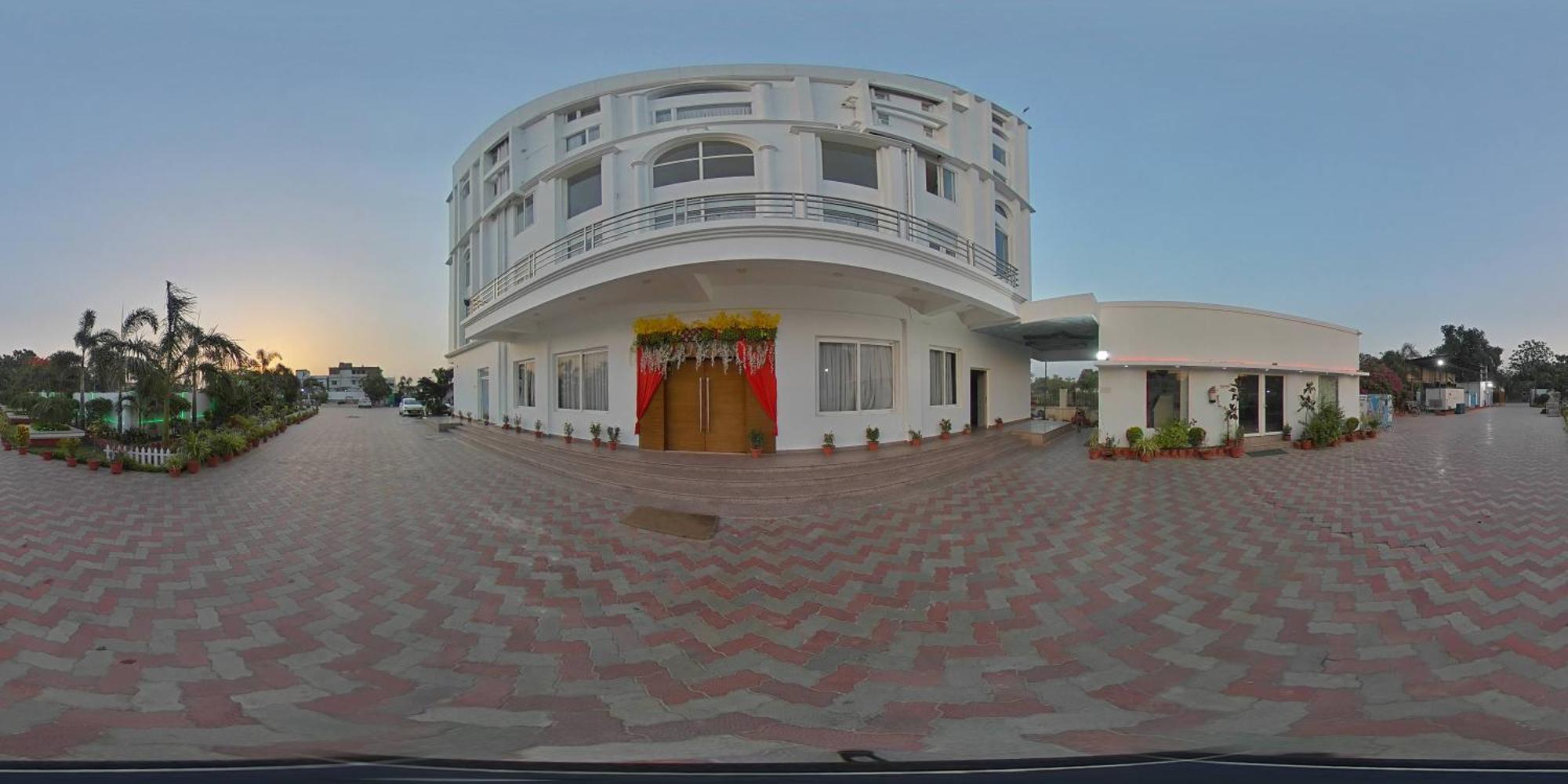 Tathastu Hotels & Banquet Hall Pipra Dewās Buitenkant foto